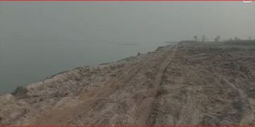 सफेद बालू का हो रहा है खनन कौड़ियाला घाट पर बने बांध को काट कर खनन माफिया कर रहे हैं खनन