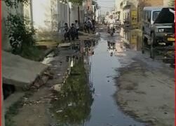 जर्जर व बदहाल रास्ते पर चलने एवं गन्दगी में रहने को मजबूर दलित समाज के लोग