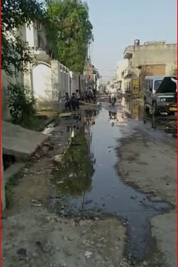 जर्जर व बदहाल रास्ते पर चलने एवं गन्दगी में रहने को मजबूर दलित समाज के लोग