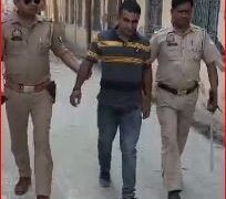 फर्जी तरीके से मतदान केंद्र पर पहुँचा युवक।