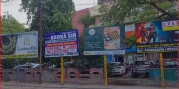 आगरा शहर में लगाए गए पेंसिल पोल कभी भी बन सकते है मौत का सामान