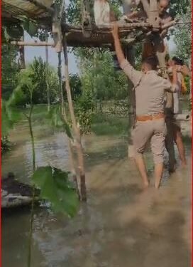 आगरा में यमुना के पानी में फंसे बुजुर्ग को पुलिस कर्मियों ने निकला सुरक्षित …