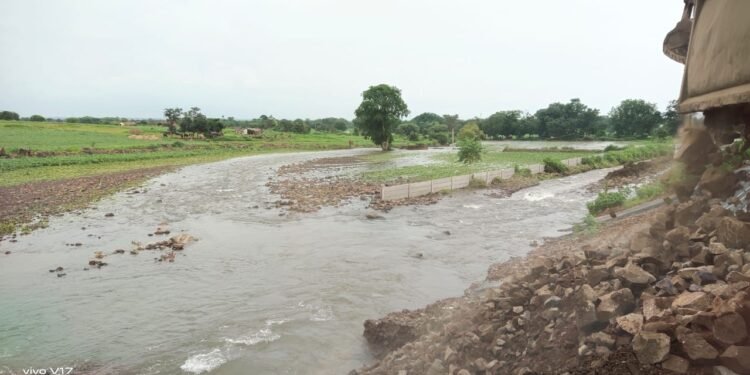 रतनपुरा गांव में तालाब फुटा , किसानों की फसलें हुई चौपट , 8 लाइन कम्पनी के कर्मचारियों की बड़ी लापरवाही