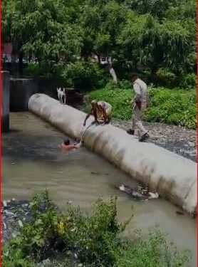 आगरा पुलिस के जवान और नगर निगम कर्मचारी का सराहनीय कार्य,डूब रहे व्यक्ति की बचाई जान …