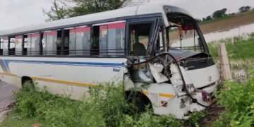 आगरा में स्कूली बच्चों से भरी बस और ट्रक में टक्कर देखिए …