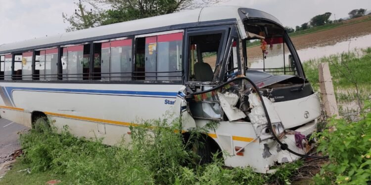 आगरा में स्कूली बच्चों से भरी बस और ट्रक में टक्कर देखिए …