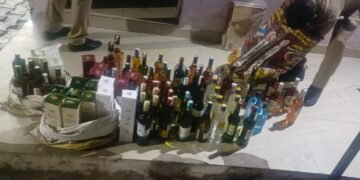 आवकारी विभाग को मिली लगातार दूसरी बड़ी सफलता,मदिरा प्रेमी बन आवकारी की टीम ने शराब तस्करों को रंगे हाथों पकड़ा …