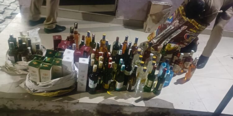 आवकारी विभाग को मिली लगातार दूसरी बड़ी सफलता,मदिरा प्रेमी बन आवकारी की टीम ने शराब तस्करों को रंगे हाथों पकड़ा …