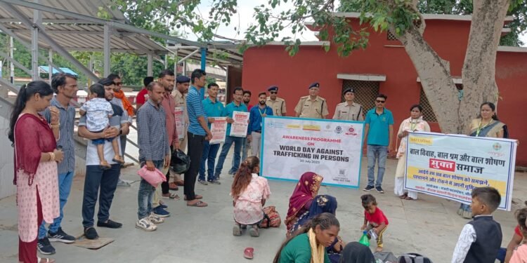 विश्व मानव तस्करी निषेध दिवस पर यात्रियों और वेंडर्स के साथ जागरूकता अभियान