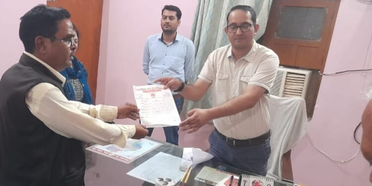 खीरी में बार एसोसिएशन इकाई मितौली के अध्यक्ष एवं समस्त अधिवक्ता गणों ने  उप जिलाधिकारी लखीमपुर खीरी ने सौंपा ज्ञापन