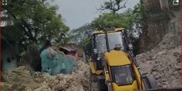 आगरा में पिनाहट के गांव उमरैठा में सीलन के चलते गिरी 300 साल पुरानी हवेली …