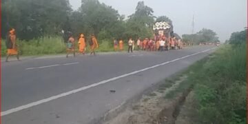 लखीमपुर से गोला गोकरननाथ जाने वाले मार्ग पर भोले बाबा के जलाभिषेक के लिए लाखों श्रधालू दूर दूर तक कावड़ यात्रा लेकर छोटी काशी के लिए लेकर आते …