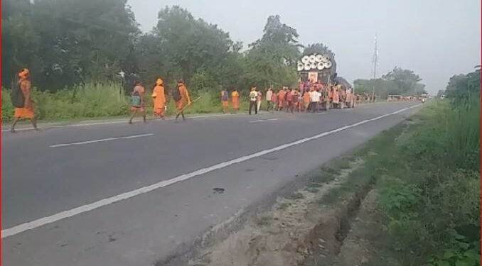 लखीमपुर से गोला गोकरननाथ जाने वाले मार्ग पर भोले बाबा के जलाभिषेक के लिए लाखों श्रधालू दूर दूर तक कावड़ यात्रा लेकर छोटी काशी के लिए लेकर आते …