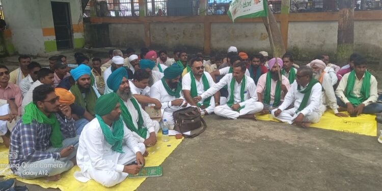 भारतीय किसान यूनियन के किसानों ने ब्लाक में एक दिवसीय किया धरना प्रदर्शन