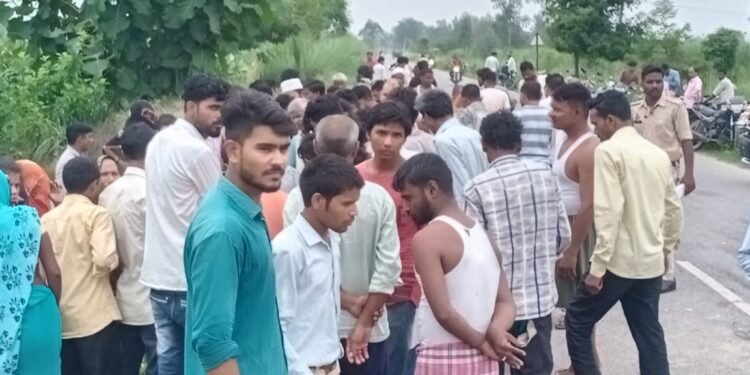 दो मोटर साइकिलों की आपस में आमने-सामने टक्कर एक की मौत तीन घायल