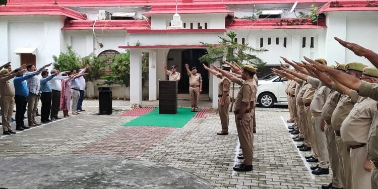 मेरी माटी मेरा देश’ एवं ‘हर घर तिरंगा’ अभियान के अवसर पर पुलिस अधीक्षक महोदय खीरी द्वारा पुलिस ऑफिस कार्यालय पर पुलिस अधिकारी/कर्मचारीगण को अमृत काल के पंचप्रण की शपथ दिलाई गई