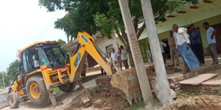 Agra : खंदौली की ग्राम पंचायत पैसई में गरजा बाबा का बुलडोजर ,एसडीएम रतन कुमार वर्मा …