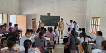 एंटी रोमियो की टीम ने राष्ट्रीय इंटर कॉलेज में बालिकाओं को किया जागरूक