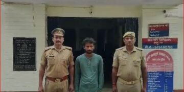 थाना तिकुनिया पुलिस द्वारा, इनामिया वांछित अभियुक्त मलकीत सिंह पुत्र दर्शन सिंह को अवैध तमंचा व कारतूस के साथ गिरफ्तार किया गया