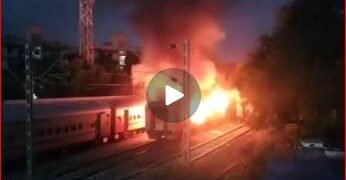 लखनऊ से रामेश्वरम जा रही ट्रेन के टूरिस्ट कोच में आग लगने से 10 लोगों की मौत हो गई