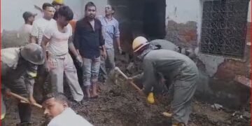 भरभरा कर गिरी मंदिर परिसर की छत