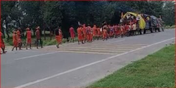 कावड़ियों का जत्था हजारो की संख्या मे कावड़ के लिए रवाना हुए