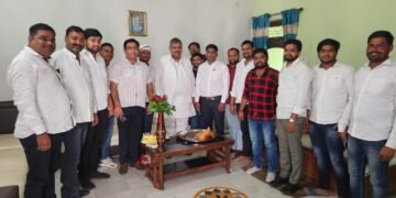 सपा एमएलसी मुकुल यादव के जन्मदिन पर 5 किलो का समोसा बना चर्चा का विषय