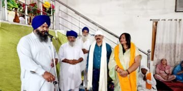 किच्छा, माधोपुर स्थित गुरूद्वारे समागम के बाबा नाजर सिंह व पूरी टीम ने सरवती देवी मैमोरियल ट्रस्ट अध्यक्षः ड़ॉ. रेनूशरण और ड़ॉ. दयाल शरण को सॉल व सरौफा पहनाकर किया सम्मानित