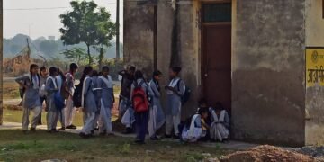 राजकीय हाई स्कूल पर लटका मिला ताला , भटकते रहे बच्चे