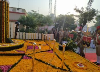 आगरा में उत्तर प्रदेश पुलिस के शहीद पुलिसकर्मियों को पुष्प अर्पित कर श्रद्धांजलि दी गई