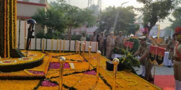 आगरा में उत्तर प्रदेश पुलिस के शहीद पुलिसकर्मियों को पुष्प अर्पित कर श्रद्धांजलि दी गई