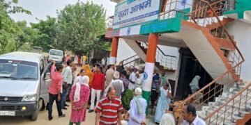 वृद्ध आश्रम पहुंचकर वृद्ध लोगों को कराया भोजन