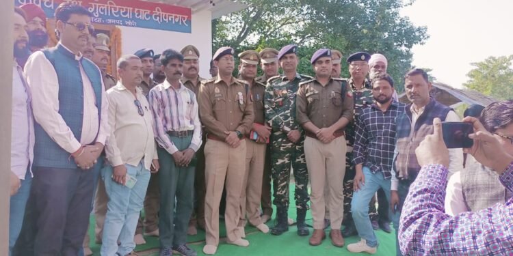 पुलिस अधीक्षक  खीरी द्वारा भारत नेपाल सीमा दीपनगर घाट गुलरिया पर कवच आउटपोस्ट का लोकार्पण किया गया
