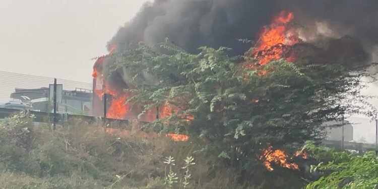 आगरा लखनऊ एक्सप्रेस वे पर शार्ट सर्किट हो जाने से बस में लगी भीषण आग देखिये …