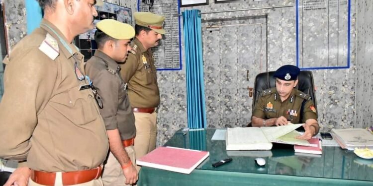 पुलिस आयुक्त,आगरा द्वारा समाधान दिवस के अवसर पर थाना एत्मादपुर का आकस्मिक निरीक्षण …