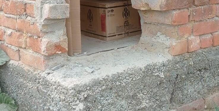 दो थानों की पुलिस गश्त करती रही चोर खंगालते रहे अंग्रेजी शराब की दुकान