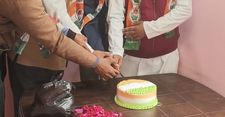 आगरा जिला अध्यक्ष श्री राघवेन्द्र सिंह मीनू जीके निर्देश पर एत्मादपुर ब्लॉक स्तर पर कांग्रेस पार्टी का स्थापना दिवस मनाया गया