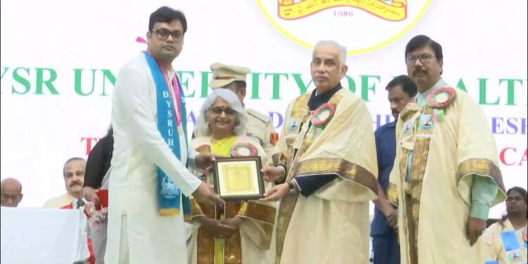 न्यूरोसर्जन डॉ मयंक अग्रवाल को गोल्ड मेडल से नवाजा गया