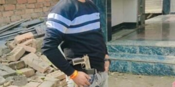 युवक द्वारा कमर में अबैध पिस्टल लगाएं हुए सोशल मीडिया पर फोटो वायरल