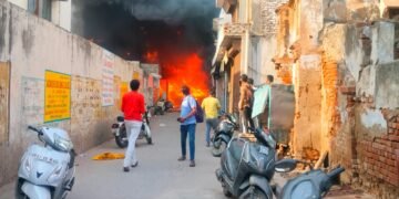 सिंधी बाजार रेडीमेड मार्केट में करीब एक दर्जन दुकानों में लगी भीषण आग