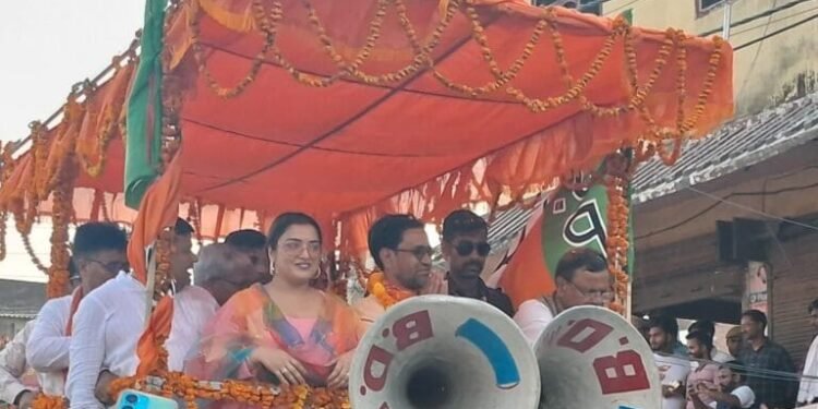 रोड शो के दौरान कलाकार व सांसद दिनेश लाल यादव निरहुआ व आम्रपाली ने पंकज चौधरी के लिए मांगा वोट।