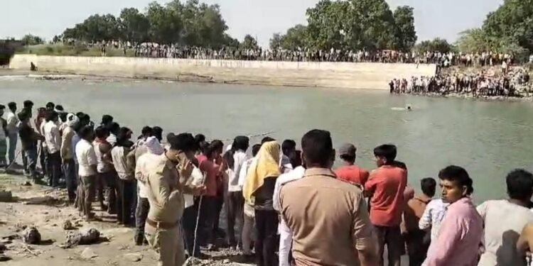 फिरोजाबाद के थाना जसराना क्षेत्र में कलश विसर्जन करने आये 3 लोग नहर में नहाते हुए डूबे।