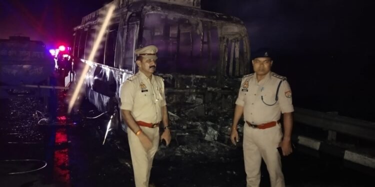 आगरा-लखनऊ एक्सप्रेसवे पर बस में लगी भीषण आग,बाल-बाल बचे यात्री