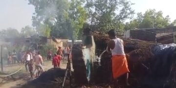 निघासन खीरी के ग्राम पंचायत बनवीरपुर में आग ने   लिया विकराल रूप आग ने दो घर को जलाकर किया राख.