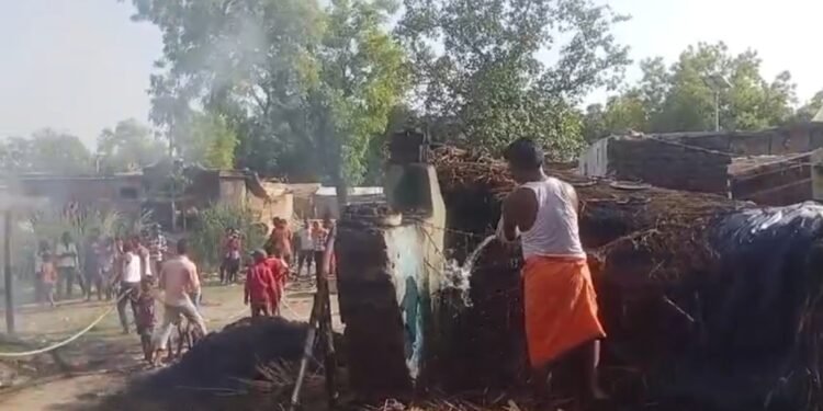निघासन खीरी के ग्राम पंचायत बनवीरपुर में आग ने   लिया विकराल रूप आग ने दो घर को जलाकर किया राख.