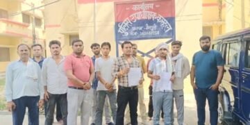 *विधुत चेकिंगअभियान में भारी संघर्ष,विधुत कर्मियो के साथ हाथापाई,दोनों पक्षों से पहुंची तहरीरें मुहल्ले वासियो ने विधुत कर्मी पर लगाये कई गंभीर आरोप विधुत विभाग के कर्मचारीयो पर अवैध वसूली का लगाया आरोप