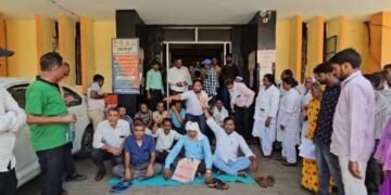 मैनपुरी ऑन ड्यूटी झपकी लगना स्वास्थ्य कर्मी के लिए बन गया मुसीबत,निलंबन पर हंगामा।