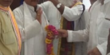 लोक सभा चुनाव में उत्तर प्रदेश में  समाजवादी पार्टी नम्बर एक की पार्टी बनने पर मानव कल्याण सेवा समिति के पदाधिकारियों के साथ पगडी पहना कर राष्ट्रीय महासचिव व पूर्व केबिनेट मंत्री श्री शिवपाल सिंह यादव स्वागत कर बधाई दी!