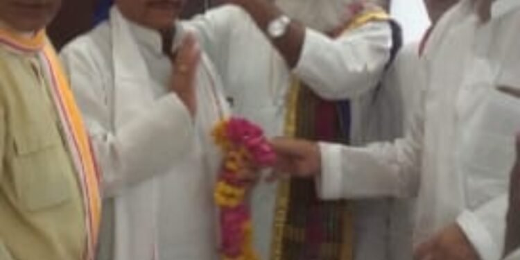 लोक सभा चुनाव में उत्तर प्रदेश में  समाजवादी पार्टी नम्बर एक की पार्टी बनने पर मानव कल्याण सेवा समिति के पदाधिकारियों के साथ पगडी पहना कर राष्ट्रीय महासचिव व पूर्व केबिनेट मंत्री श्री शिवपाल सिंह यादव स्वागत कर बधाई दी!