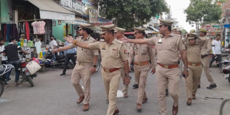 करहल थाना प्रभारी ललित भाटी ने कस्बे में पैदल ग्रस्त कर अतिक्रमण को हटाने को लेकर दुकानदारों को चेतावनी दी।